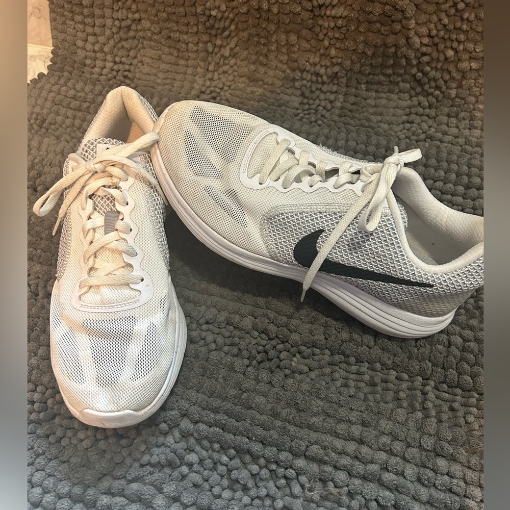 Nike Mesh White and Black Running Shoes